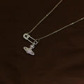 Broche, collier de perles, collier trombone pour femme