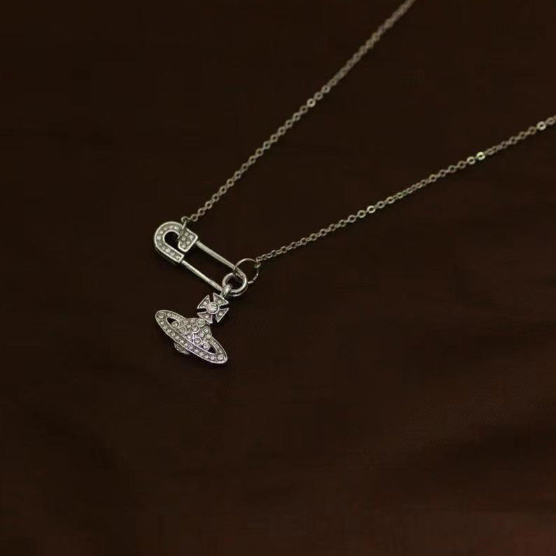 Broche, collier de perles, collier trombone pour femme