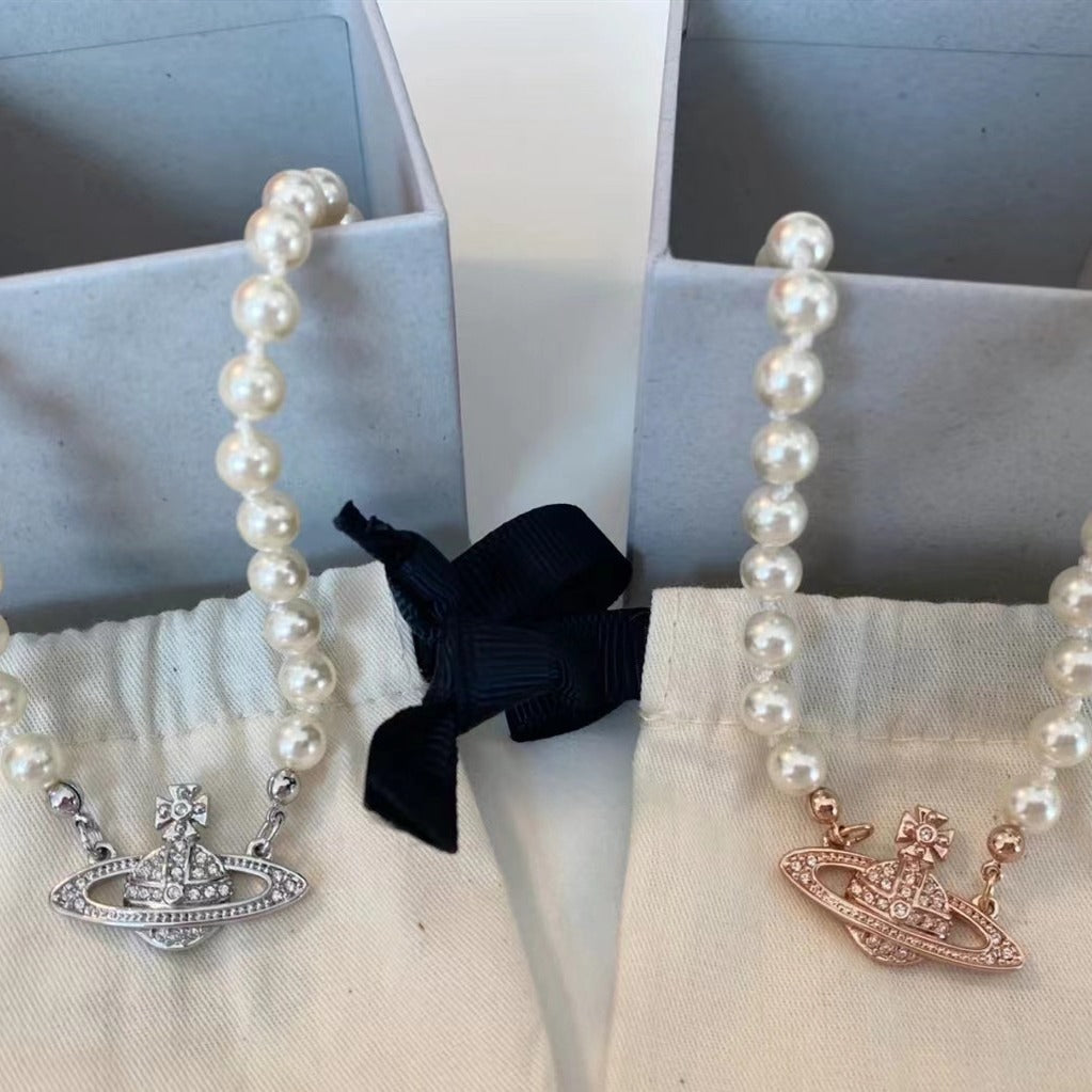Broche, collier de perles, collier trombone pour femme
