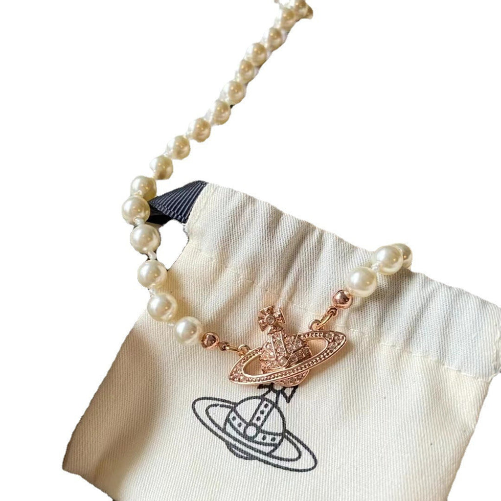 Broche, collier de perles, collier trombone pour femme