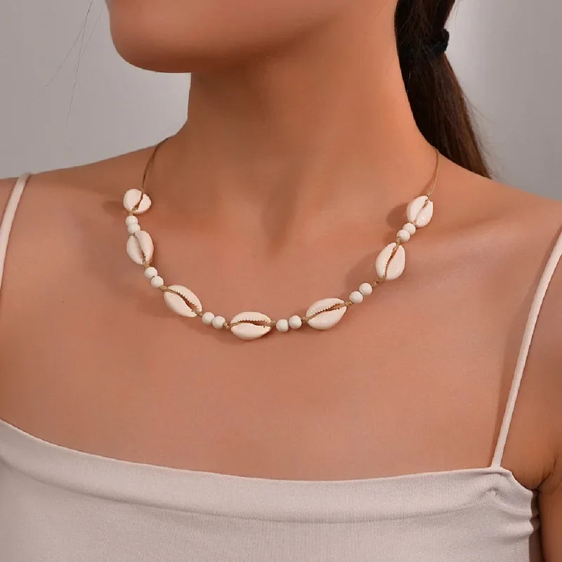 Ras du cou tressé avec perles de coquillages